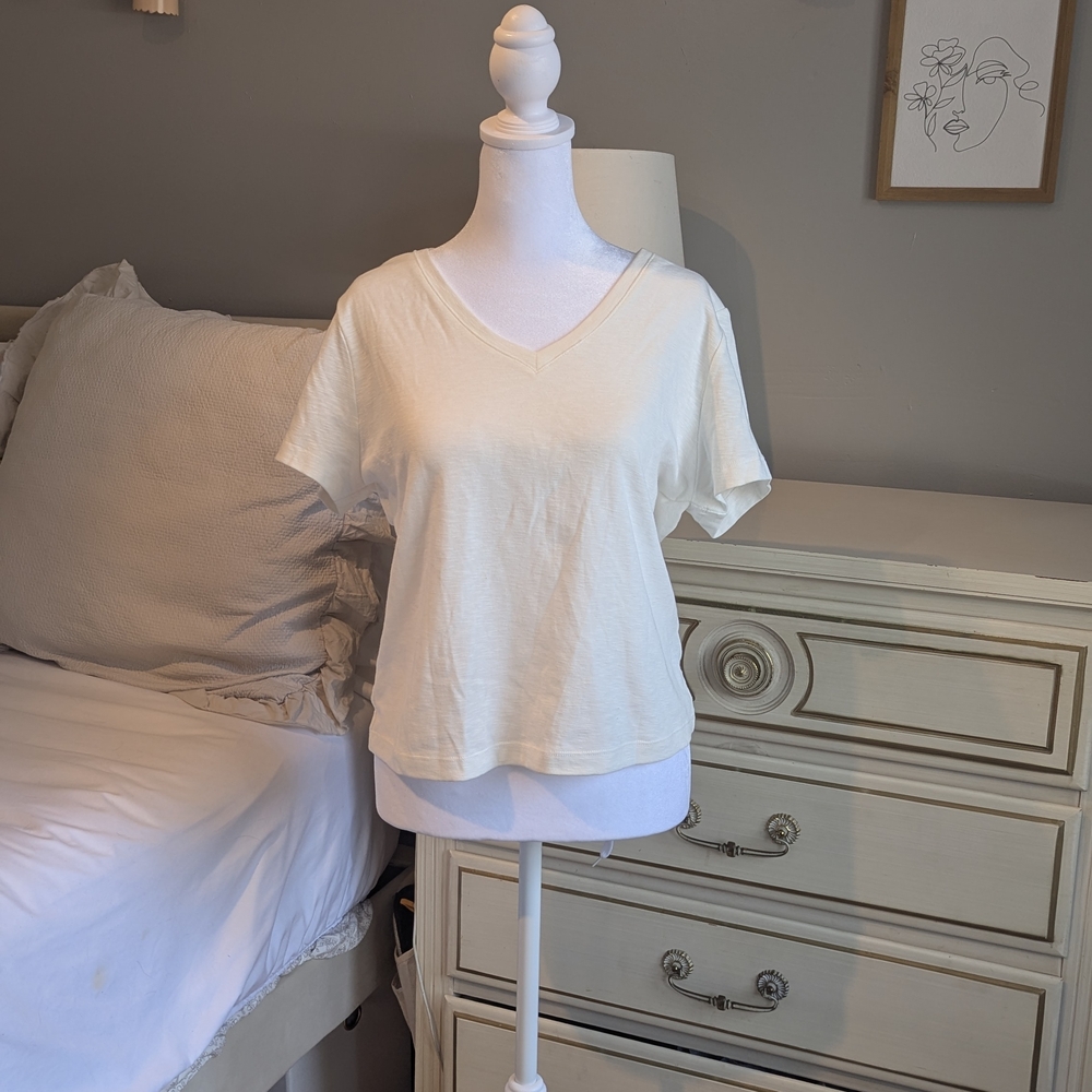 White Cream Marled Essentials short sleeve V-neck tee, M, new without tags